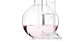 Représentation visuelle du rétinol utilisé par Mary Kay, sous la forme d’un contenant de verre rempli de liquide rose translucide 