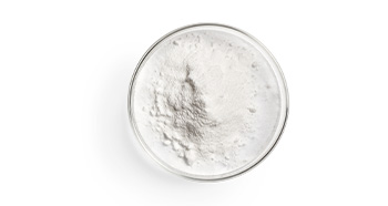 Représentation visuelle de l’acide salicylique utilisé par Mary Kay, sous forme de poudre blanche disposée dans un plat transparent