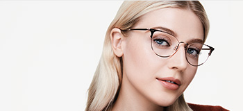 Mannequin portant des lunettes représentant les tests menés sur nos produits pour les yeux.