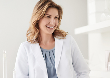 Photo de Cristi Gomez, directrice Sécurité des produits et Toxicologie environnementale, souriant dans un environnement scientifique