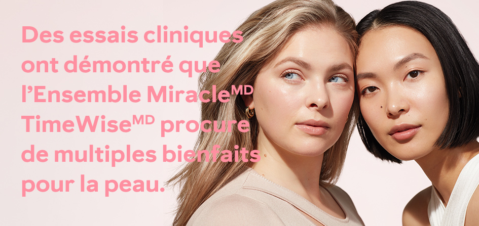 Une femme blanche blonde et une femme asiatique brune posant ensemble avec assurance, entourées d’un éclairage ensoleillé et d’un fond rose clair