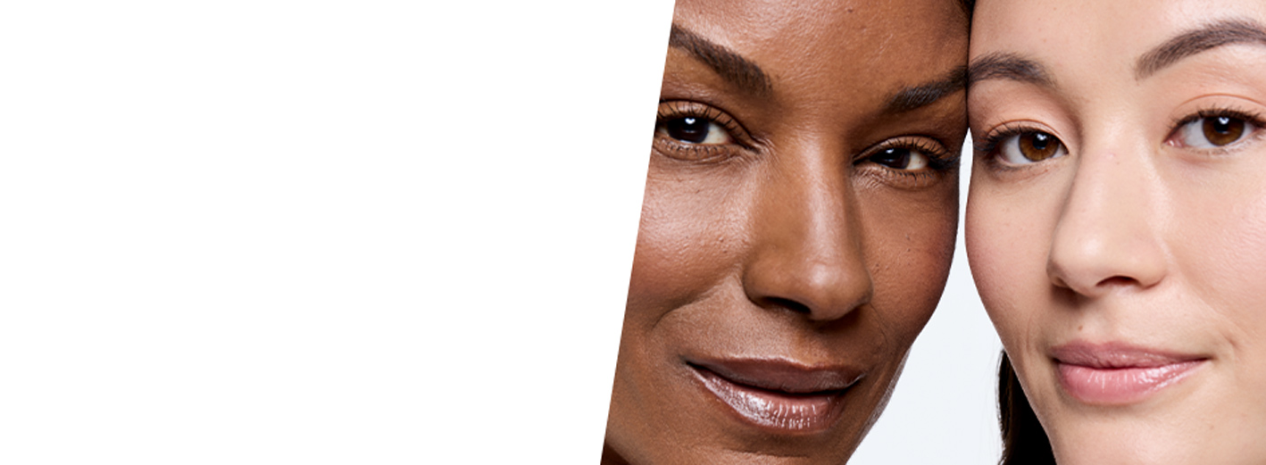 Deux mannequins à la peau claire regardant la caméra.