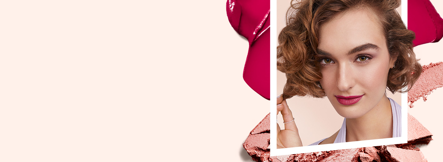 Gros plan d’un mannequin portant le Look de maquilleur Éclat rose de Mary Kay avec frottis de produits