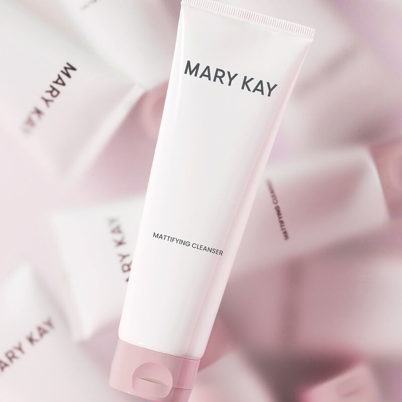 Tube du Nettoyant matifiant Mary Kay au premier plan avec plusieurs bouteilles du m&ecirc;me produit dans un effet kal&eacute;idoscope flou