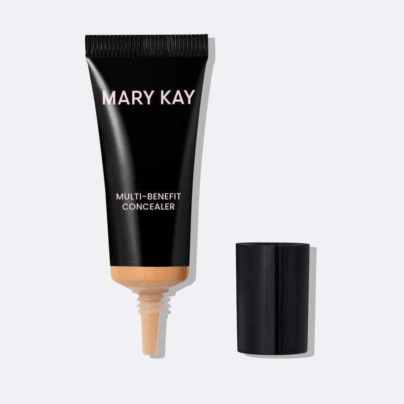 Bouteille noire du Dissimulateur multi-bienfaits Mary KayMC Moyen 1, sans capuchon, montrant l&rsquo;applicateur effil&eacute;.