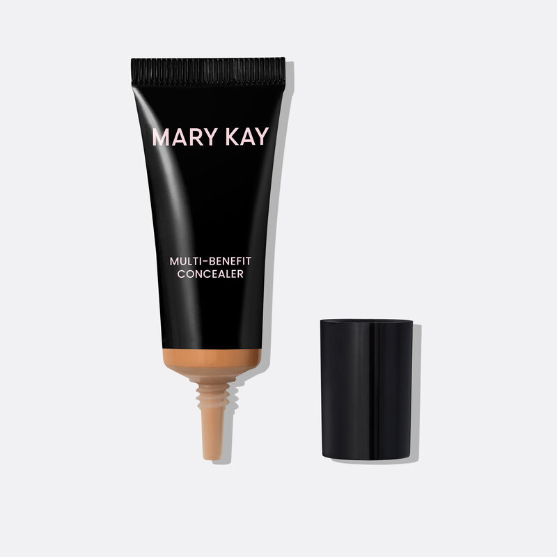 Bouteille noire du Dissimulateur multi-bienfaits Mary KayMC Moyen 3, sans capuchon, montrant l&rsquo;applicateur effil&eacute;.