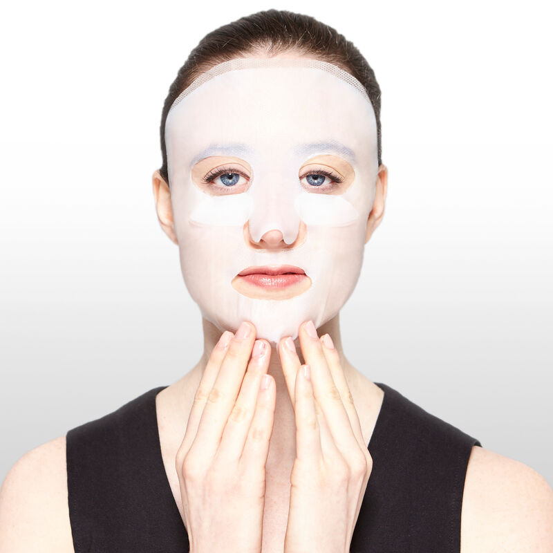 Mannequin appliquant le Masque bio-cellulose lifting TimeWise Repair de Mary Kay.