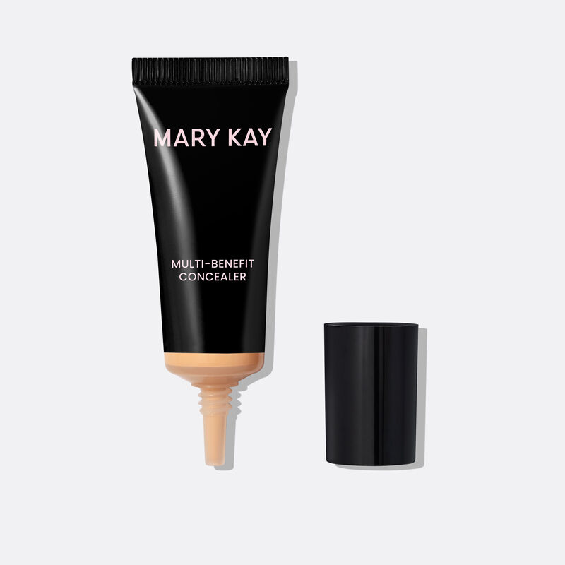Bouteille noire du Dissimulateur multi-bienfaits Mary KayMC Clair 3, sans capuchon, montrant l&rsquo;applicateur effil&eacute;.