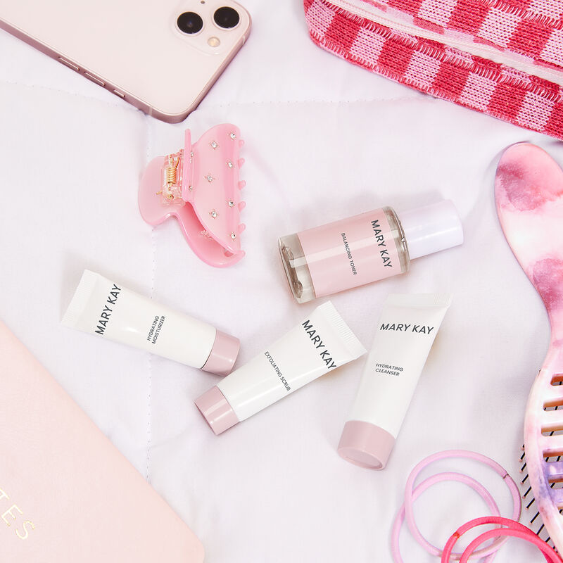 Ensemble voyage de soins de la peau hydratants Mary Kay agenc&eacute; avec des accessoires roses