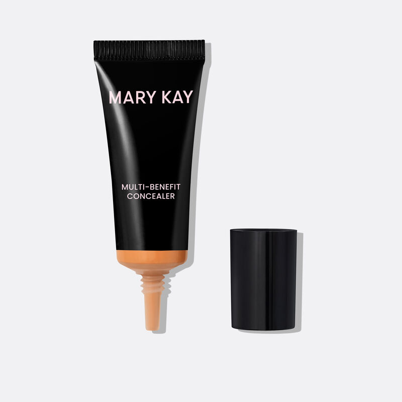 Bouteille noire du Dissimulateur multi-bienfaits Mary KayMC Moyen 2, sans capuchon, montrant l&rsquo;applicateur effil&eacute;.
