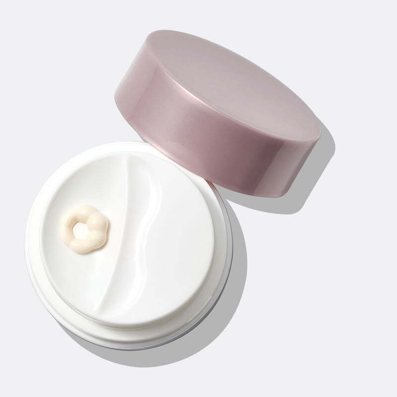 Gros plan sur un pot de cr&egrave;me de jour ouvert, avec la texture visible &agrave; la surface