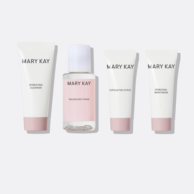 Ensemble voyage de soins de la peau hydratants Mary Kay debout sur un fond uni