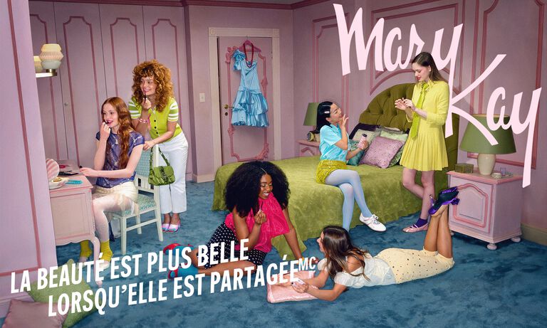 Groupe de femmes se pr&eacute;parant ensemble dans une chambre &agrave; coucher