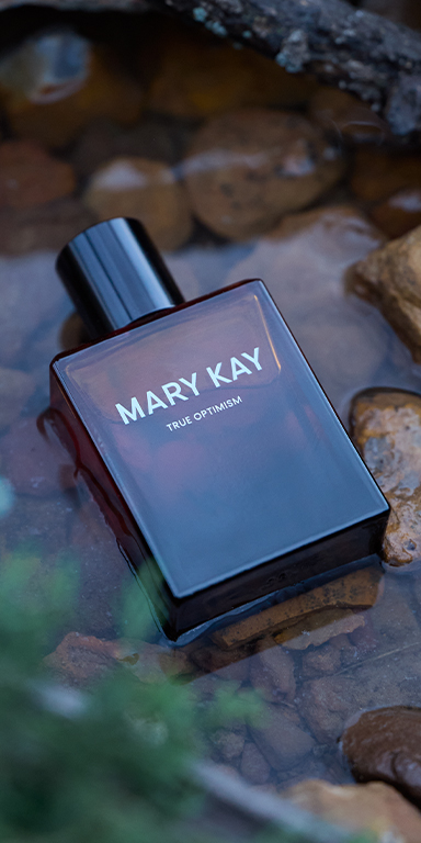 Bouteille d&rsquo;Eau de parfum True Optimism Mary Kay couch&eacute;e dans un ruisseau