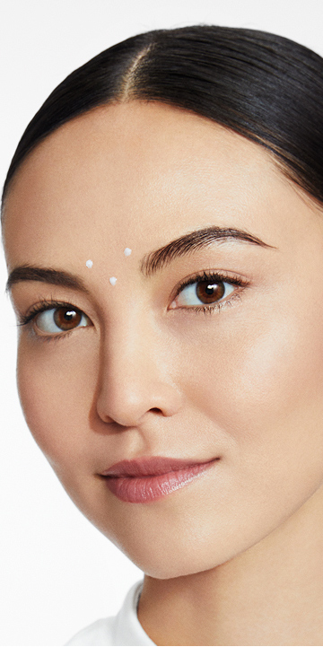 Femme avec trois points du Limiteur de rides dynamiques Mary Kay Clinical Solutions pr&egrave;s des sourcils