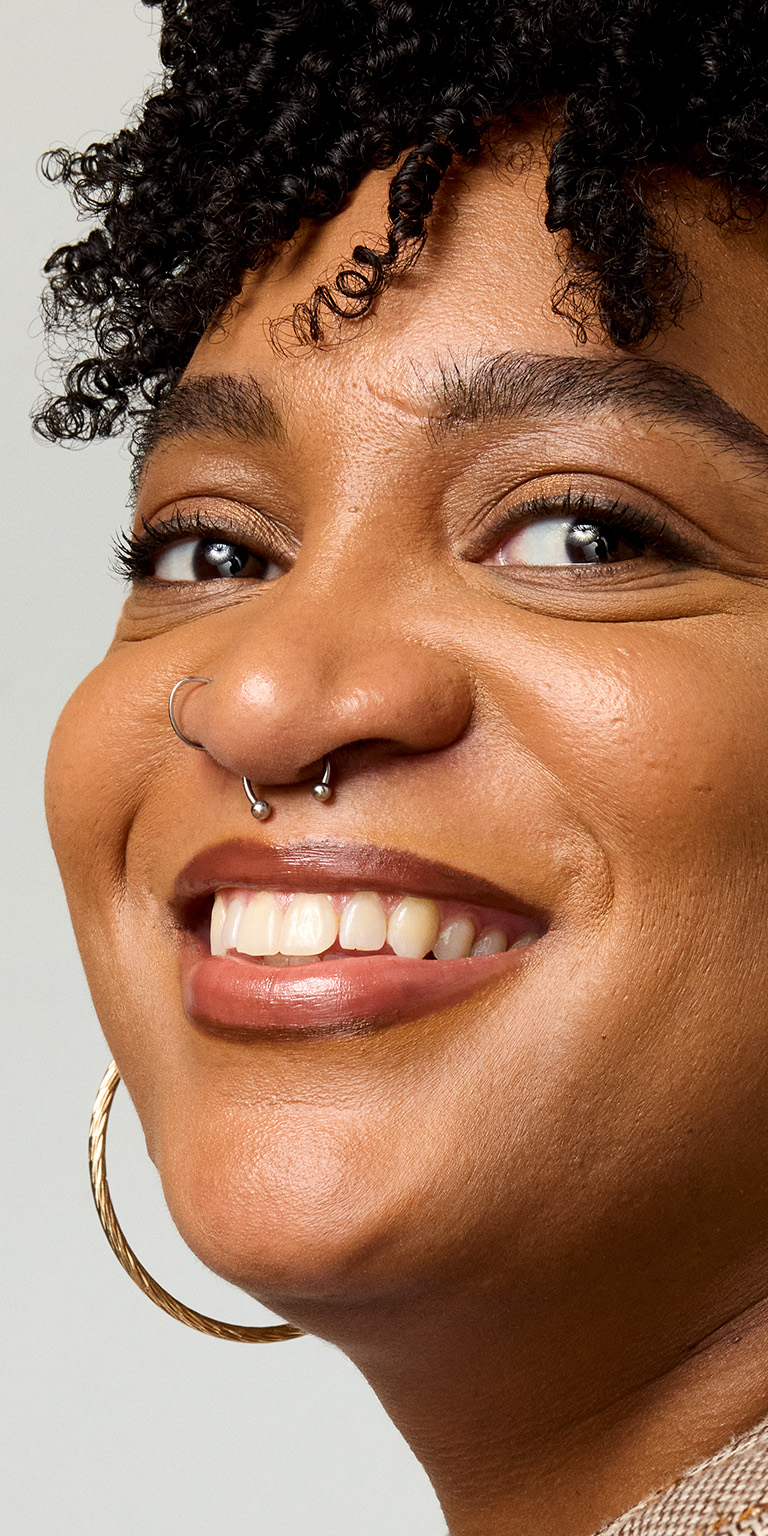 Profil d&rsquo;une femme souriant &agrave; la cam&eacute;ra