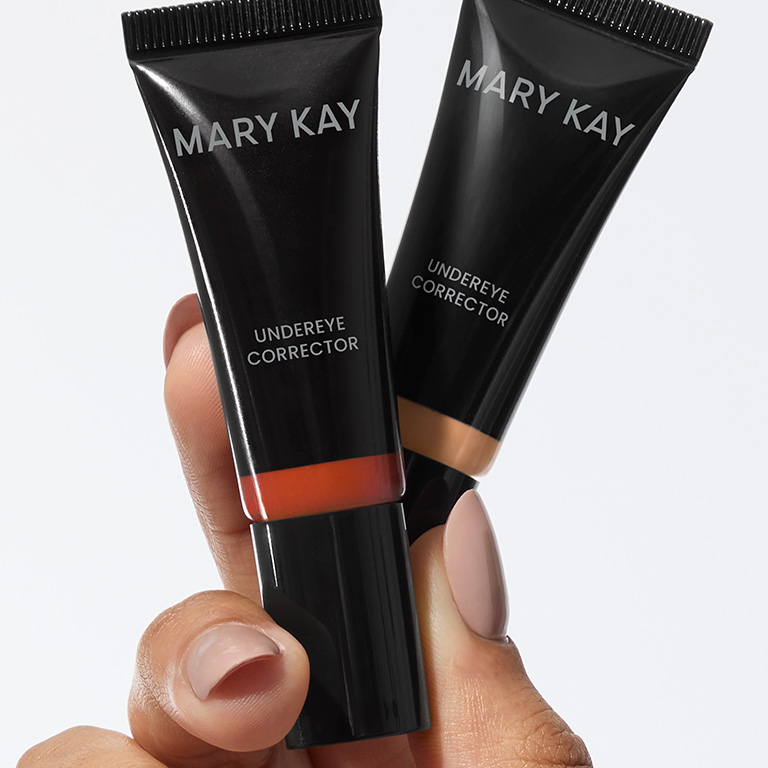 Une main tenant les deux teintes du Correcteur anti-cernes Mary Kay