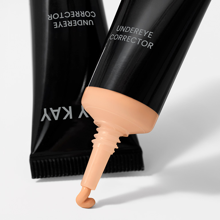 Tube de Correcteur anti-cernes Mary Kay P&ecirc;che claire dont s&rsquo;&eacute;coule le produit