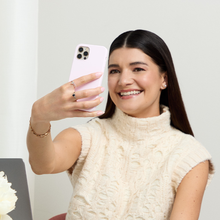 Une femme fait l&rsquo;essai de l&rsquo;outil de s&eacute;lection de fond de teint sur son t&eacute;l&eacute;phone.