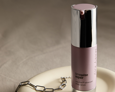 S&eacute;rum effet lifting intensif dispos&eacute; sur un plat avec bracelet et boucles d&rsquo;oreilles en argent.