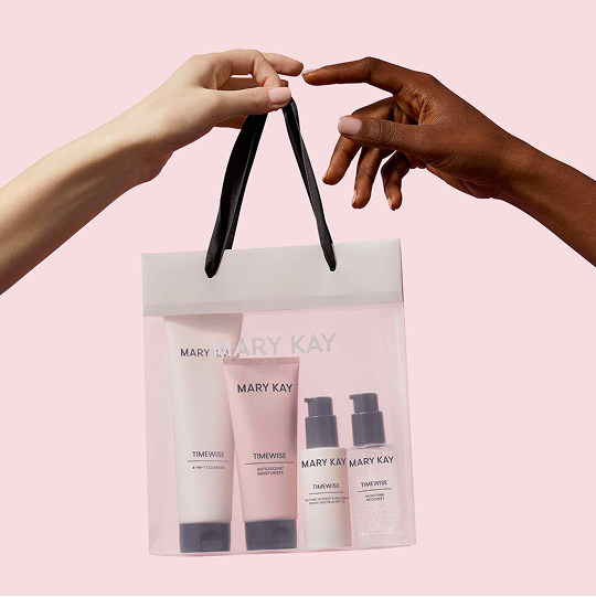 Personne qui tend un sac de l&rsquo;Ensemble Miracle TimeWise &agrave; quelqu&rsquo;un